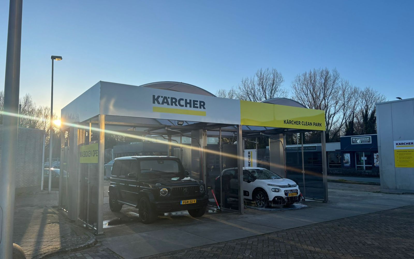 Wasboxen van Kärcher Clean Park by SATO Carwash met auto's in de wasbox